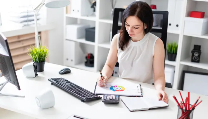 Client working with a GetFriday virtual assistant